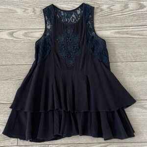 Free people women’s black top. Size: XS.